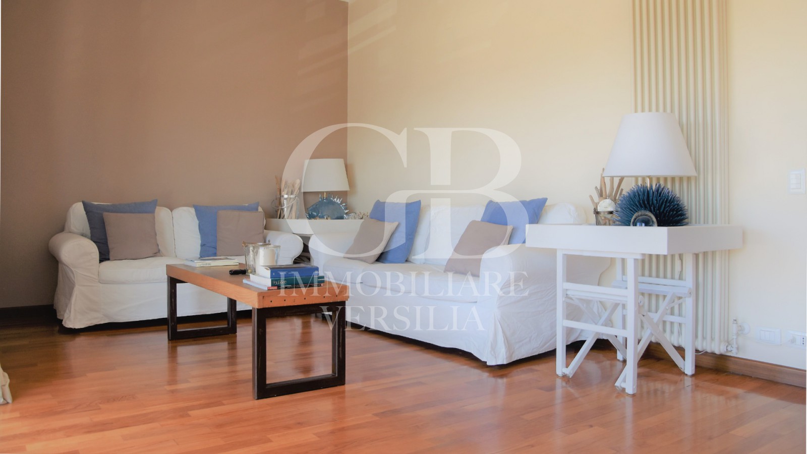 Lido di Camaiore, spazioso fronte mare con terrazza e posto auto