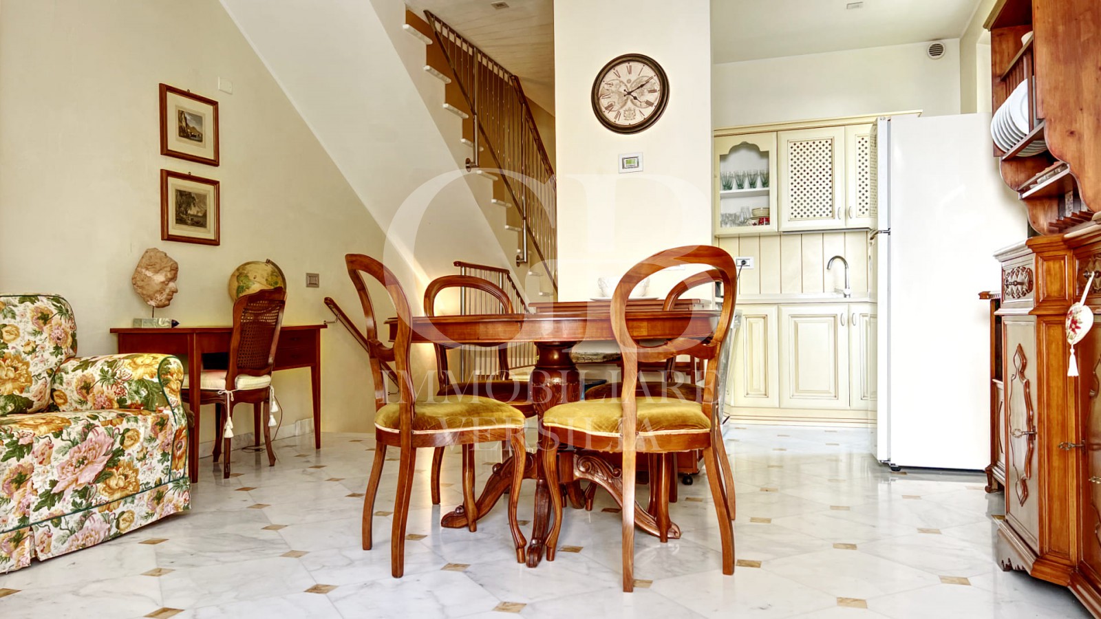 Lido di Camaiore, 700 Mt dal mare, bella quadri familiare con due camere, giardino e posti auto