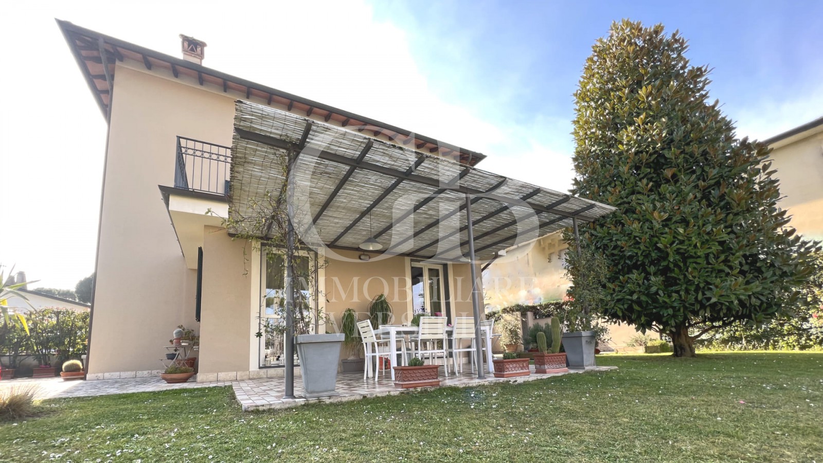 Lido di Camaiore, 750 Mt dal Mare, bella e curata villa bifamiliare con giardino