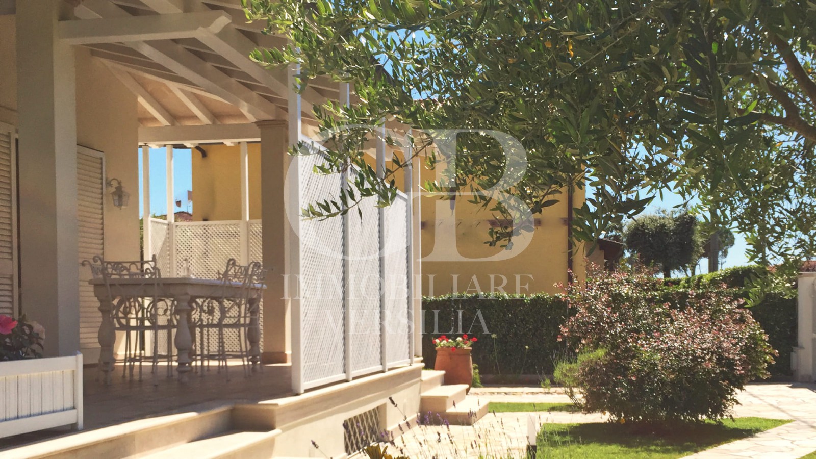 Marina di Pietrasanta, località Tonfano, bella villa con giardino