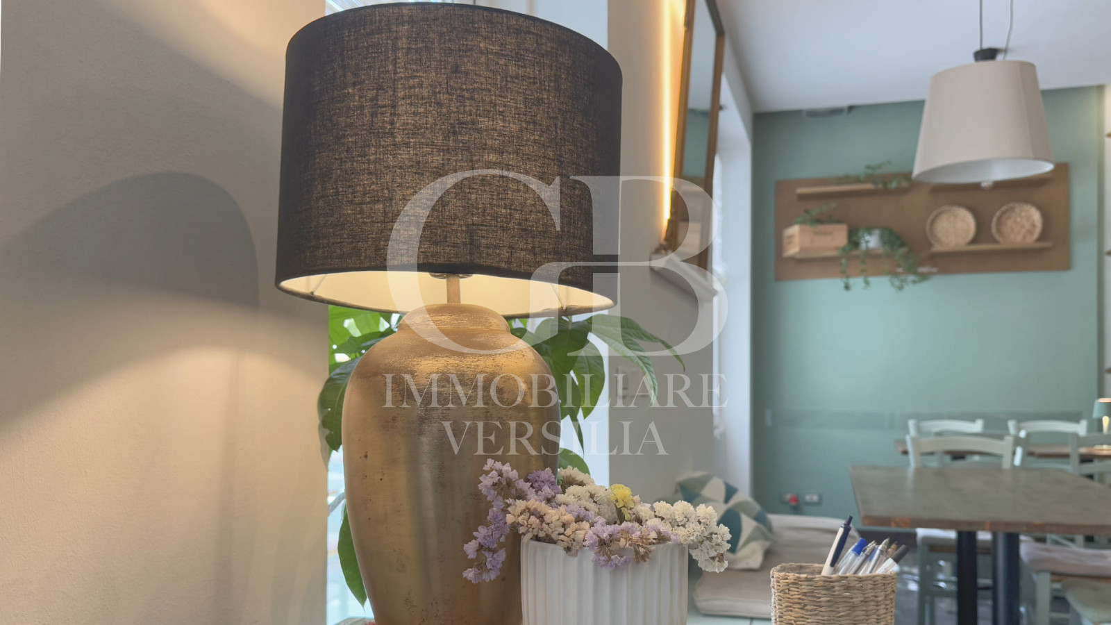 Marina di Pietrasanta, località Tonfano, attività di ristorazione in zona pedonale.