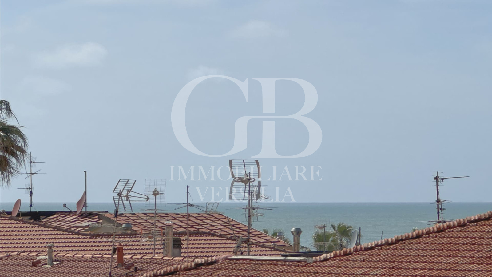 Lido di Camaiore, 50 Mt dalla Passeggiata, appartamento vista mare con due ampie camere.