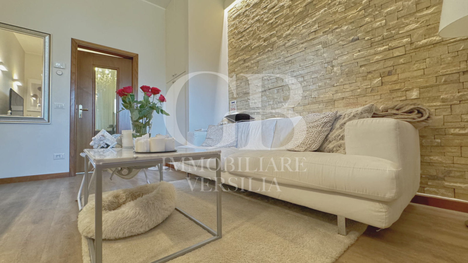 Capezzano Pianore, al confine con Lido di Camaiore,  appartamento a piano terra rialzato con ampio giardino