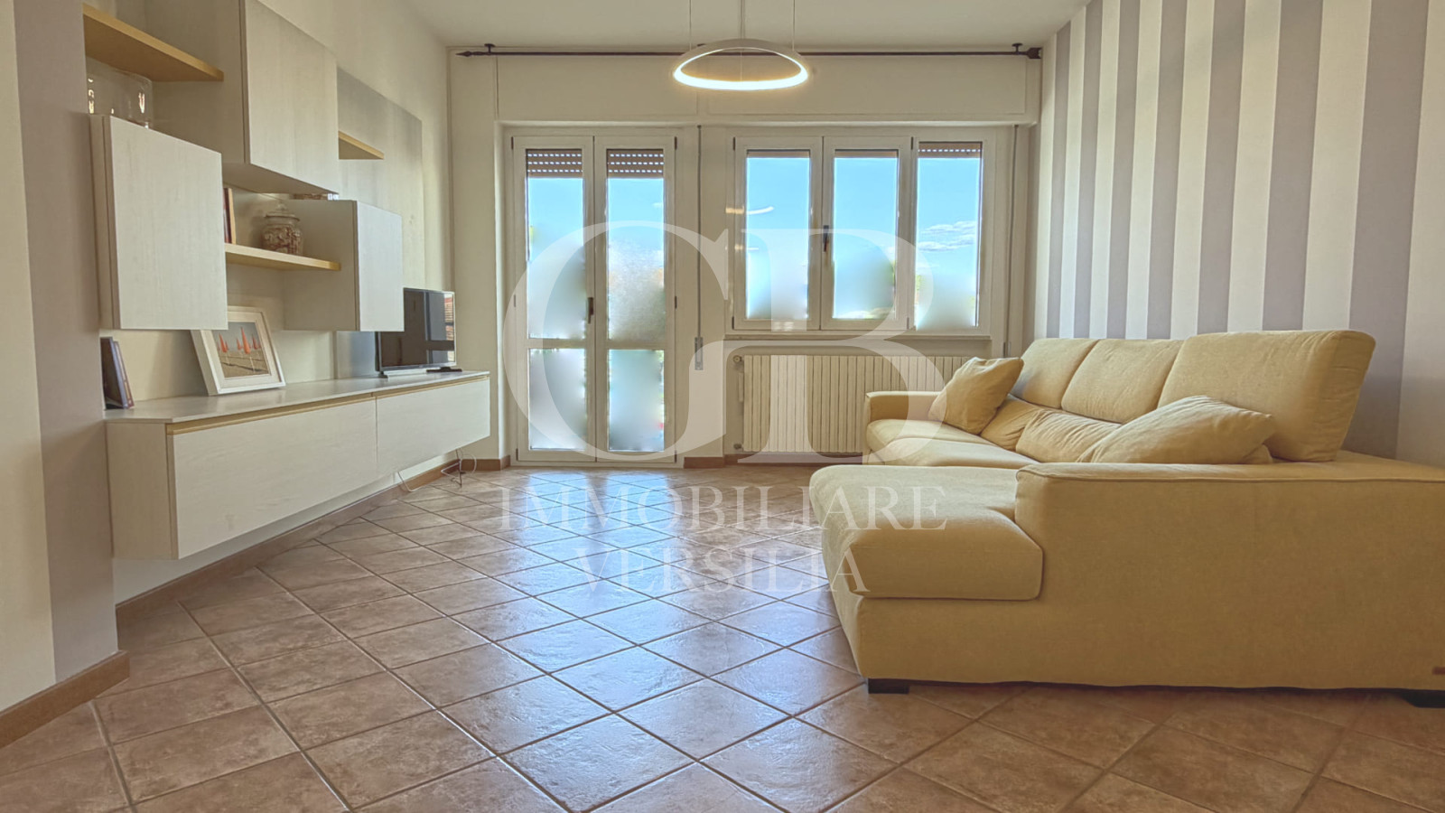 Lido di Camaiore, in zona centralissima a 100 Mt dal mare, ampio appartamento ben rifinito con tre camere