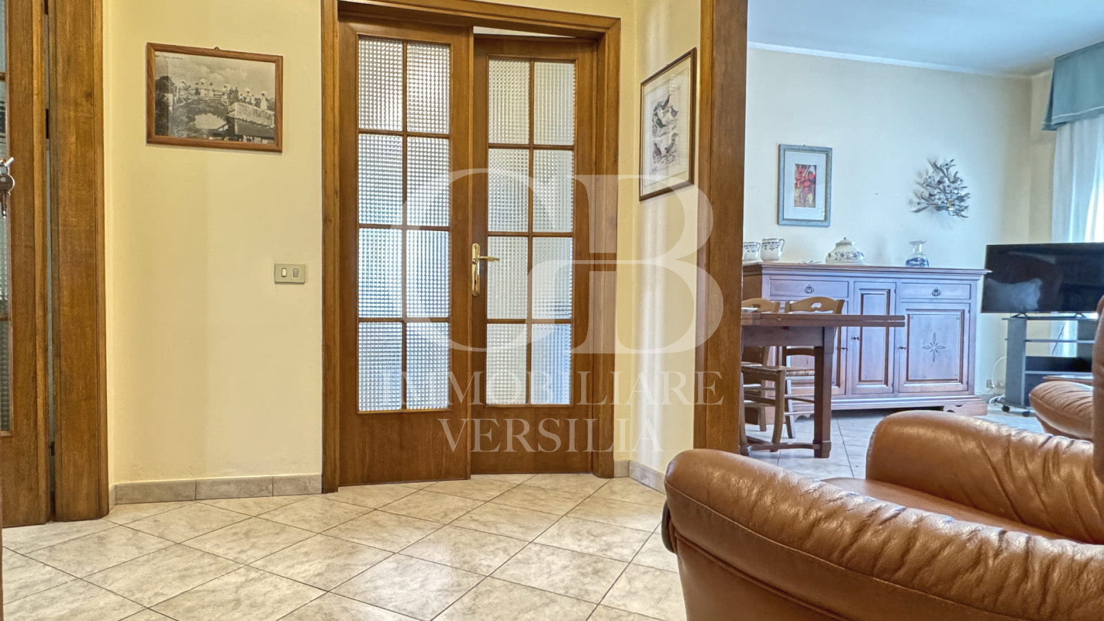 Lido di Camaiore, 800 metri dal mare, appartamento con due camere in piccola palazzina.