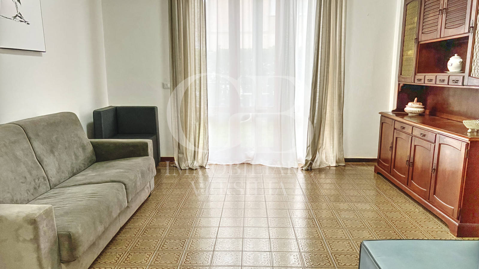 Lido di Camaiore, 700 Mt dalla spiaggia, appartamento a piano terra con giardino e posto auto.