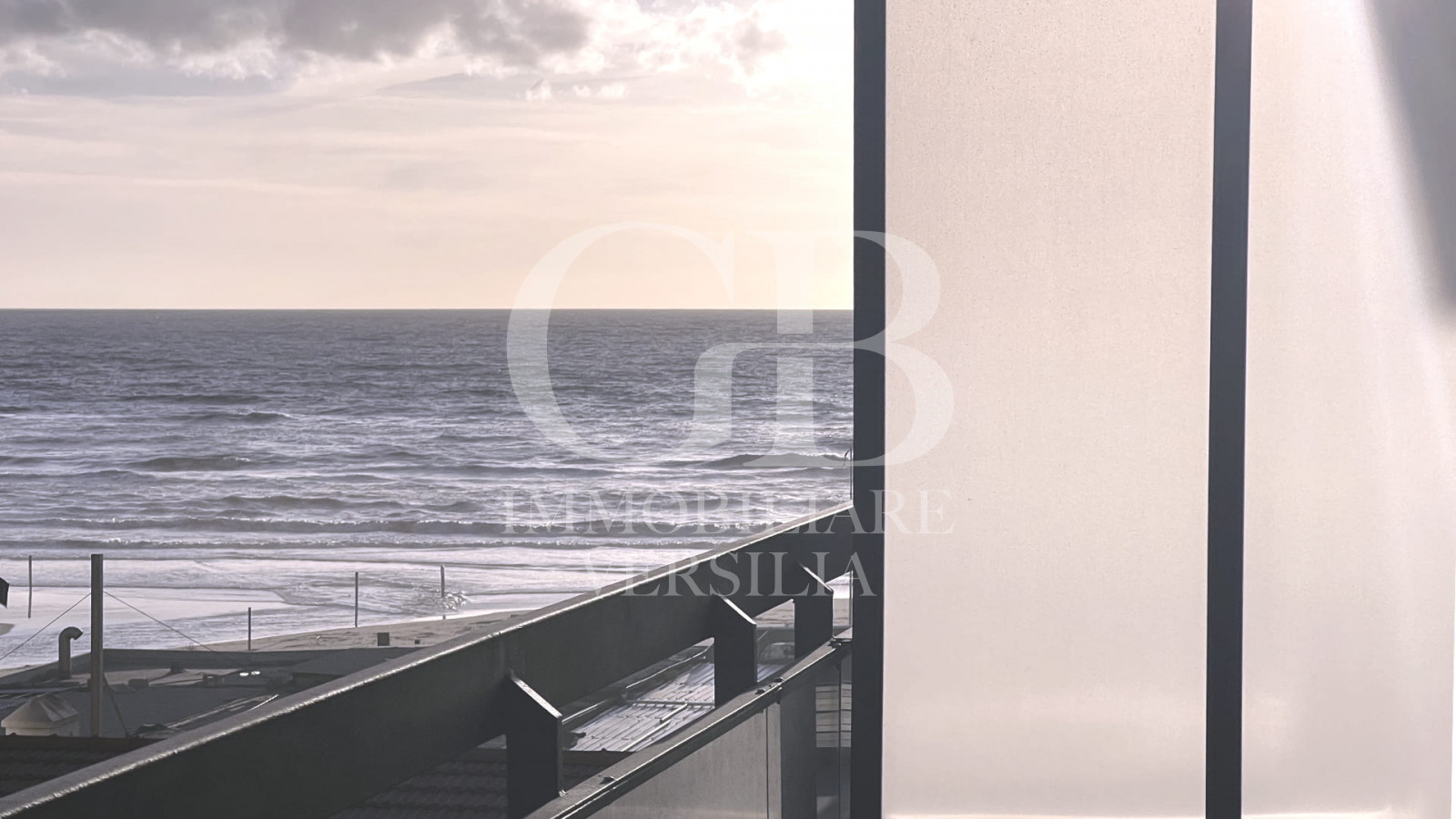 Lido di Camaiore, stupendo attico totalmente ristrutturato con terrazza panoramica.