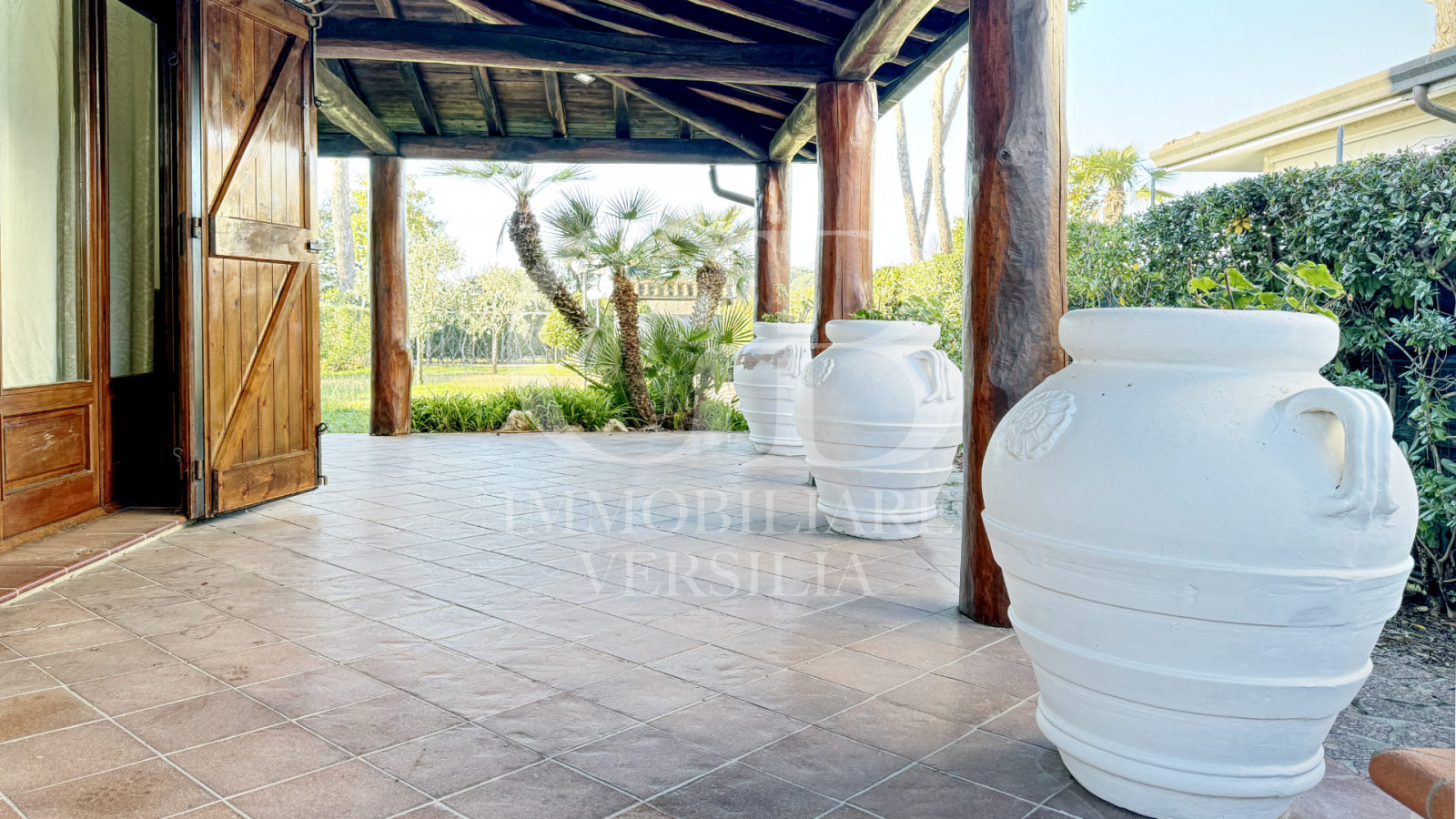 Marina Di Pietrasanta, località Focette, 900 Mt dal mare deliziosa villetta bifamiliare con giardino e posti auto