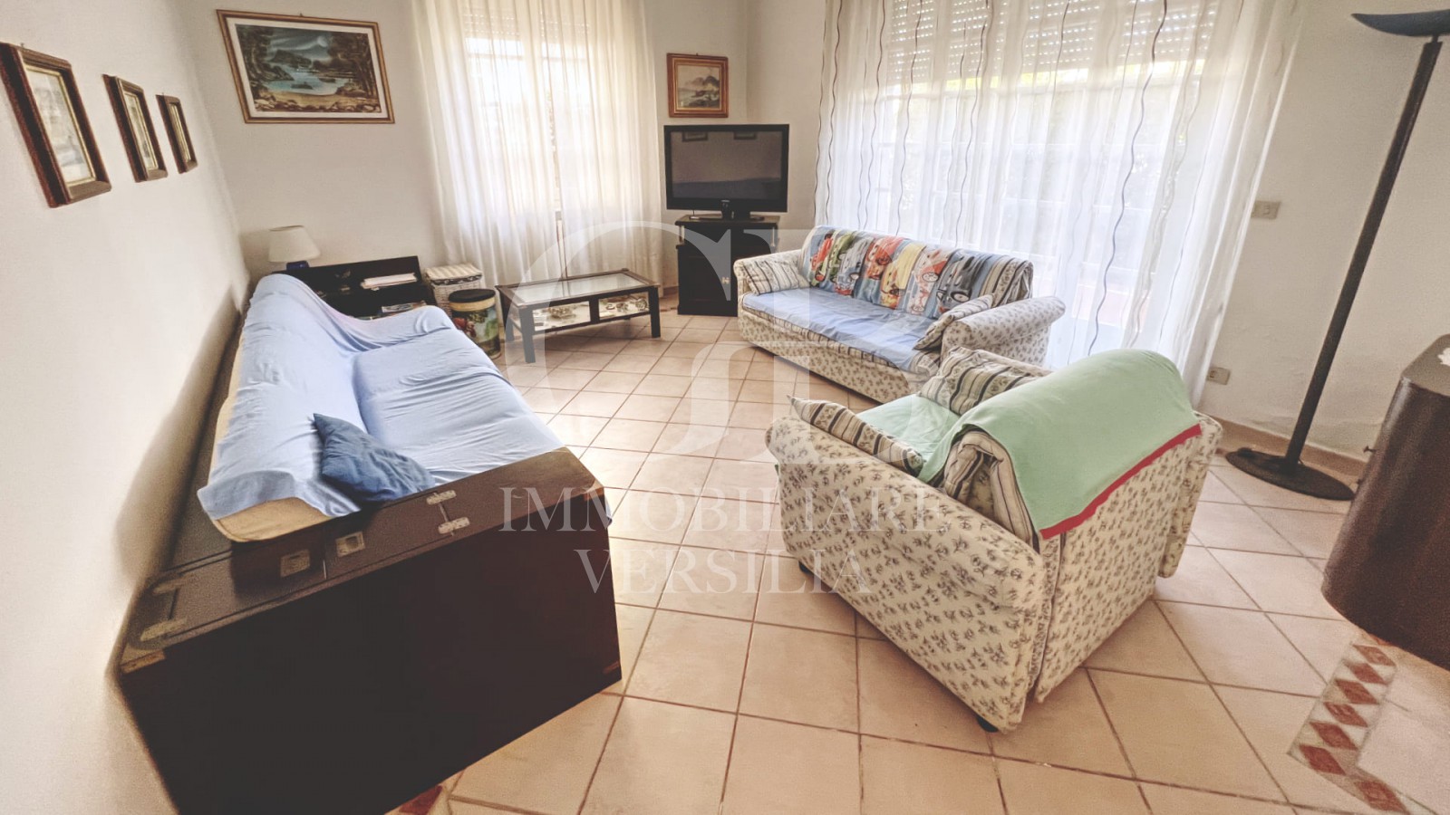 Lido di Camaiore, 350 MT dal mare, spaziosa villa singola su due livelli fuori terra con giardino