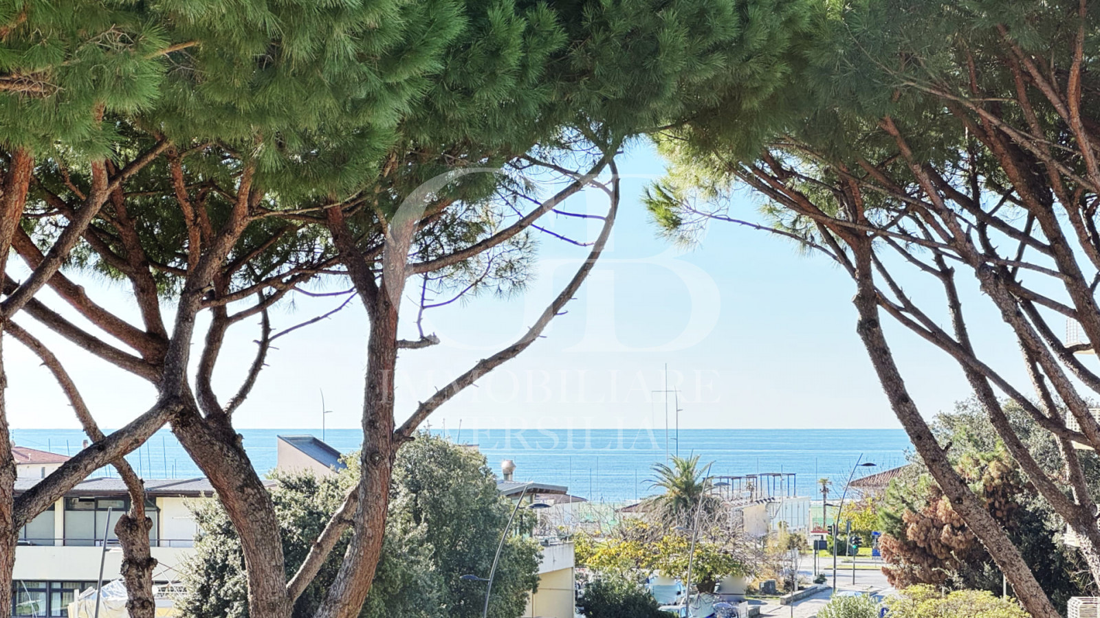 Lido di Camaiore, 150 Mt dal Mare, attico vista mare corredato da generosi balconi e posto auto.