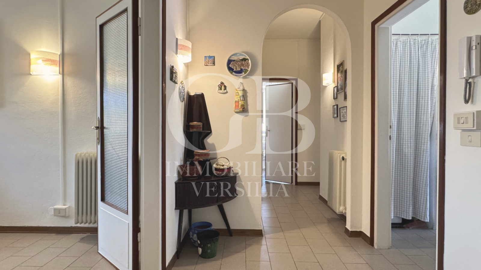 Lido di Camaiore, 400 Mt dalla spiaggia, appartamento a secondo piano senza ascensore con posto auto