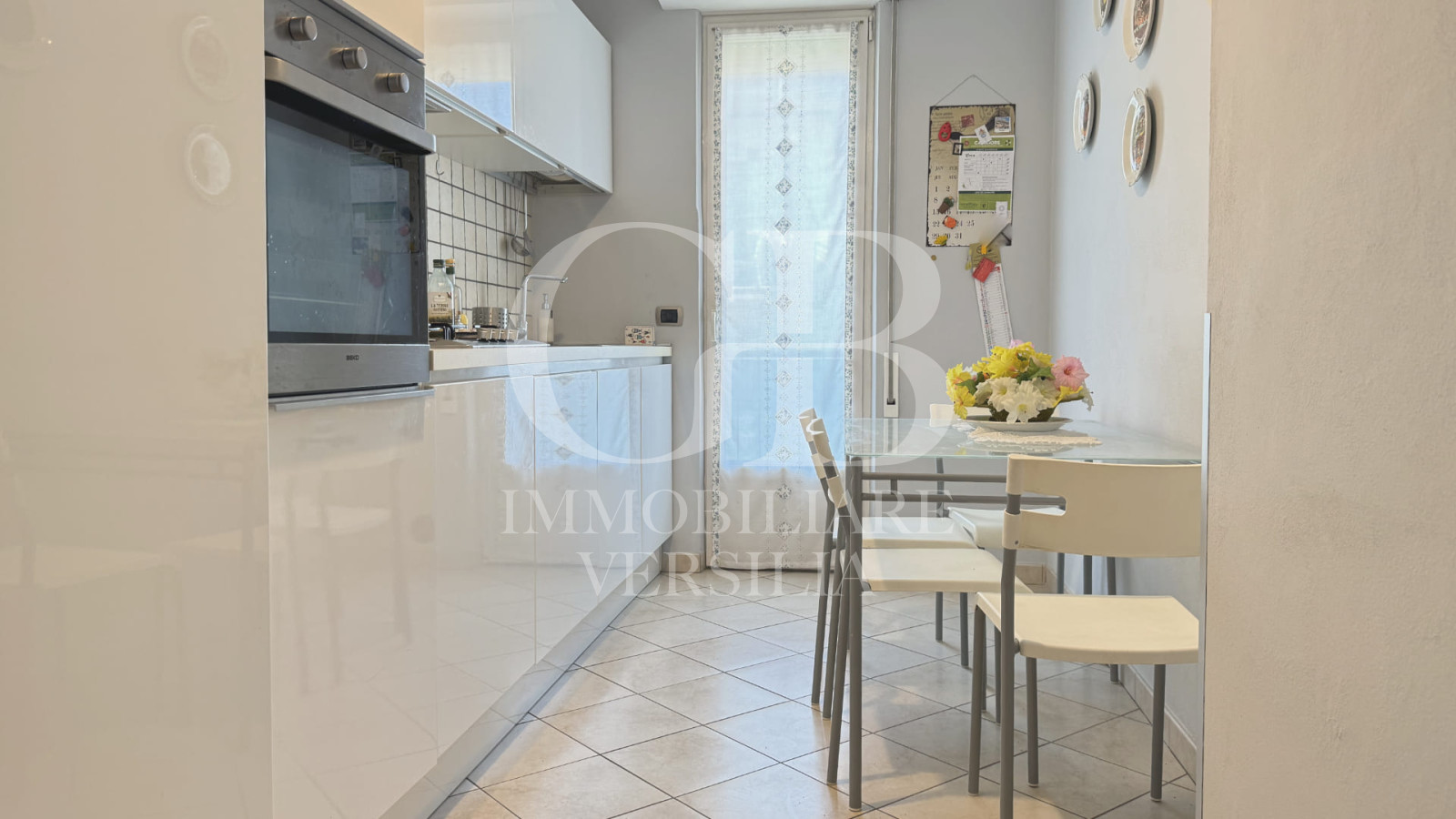 Lido di Camaiore, 100 Mt dal mare, appartamento a piano secondo senza ascensore, con posto auto.