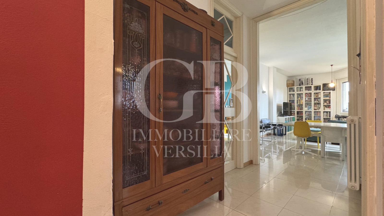 Lido di Camaiore, 500 Mt dal mare in zona Benelli, ampio appartamento con ascensore.