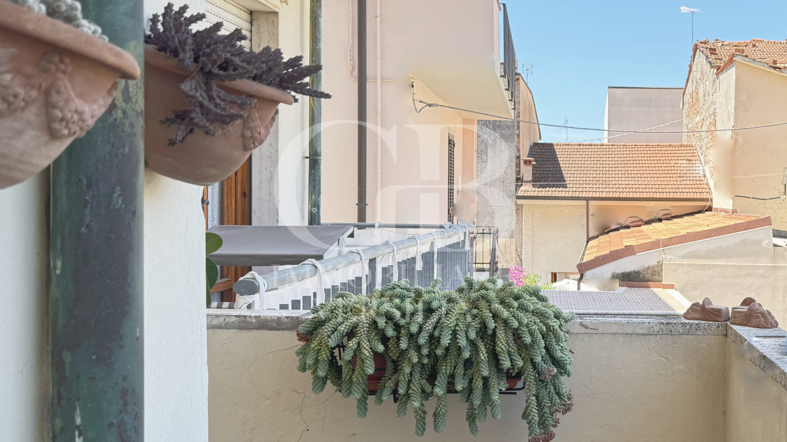 Lido di Camaiore, 350 Mt dalla spiaggia, appartamento a primo piano senza ascensore, da ristrutturare .
