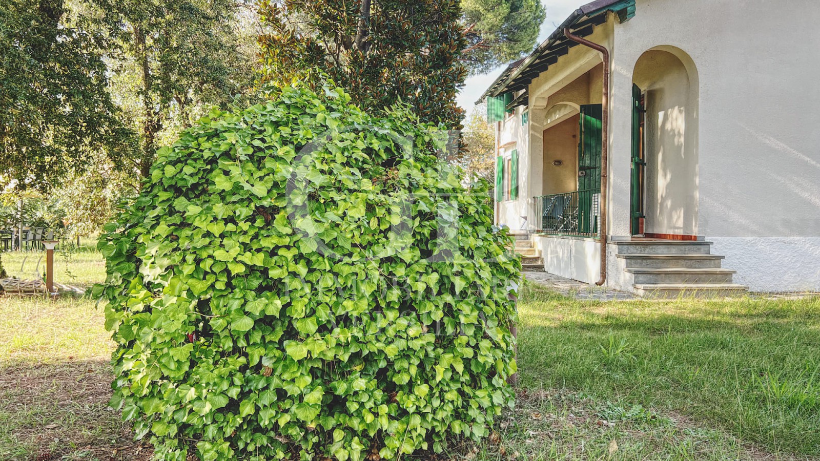 Lido di Camaiore, 350 Metri dal mare, spaziosa e suggestiva villa singola immersa nel verde.