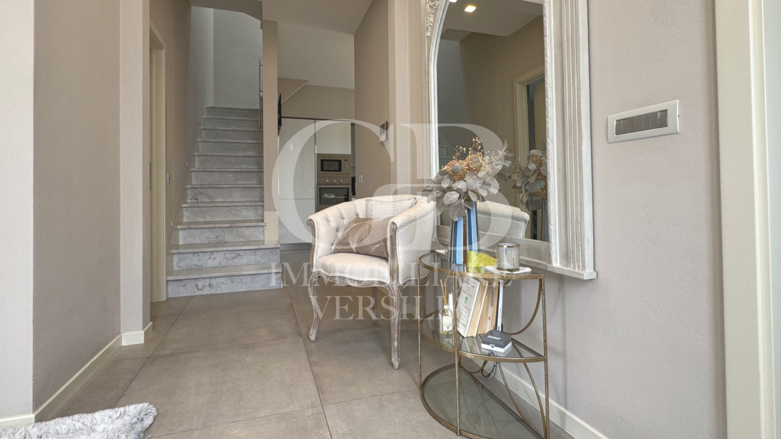 Lido di Camaiore, 200 Mt dalla spiaggia, villa bifamiliare in stile, ristrutturata.