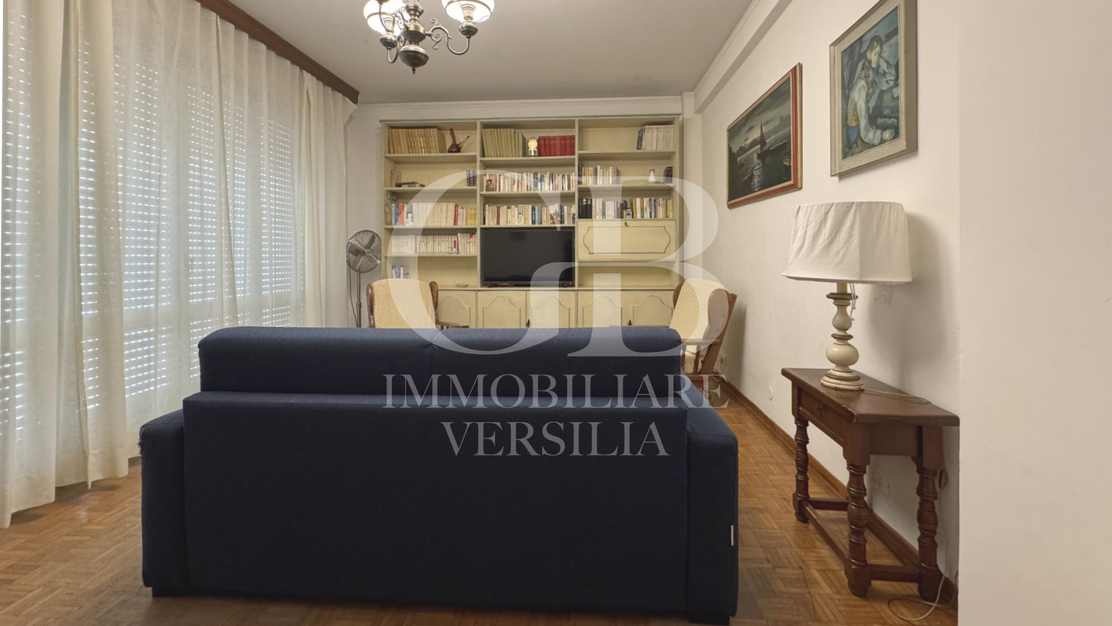 Lido di Camaiore, 50 Mt dal Mare, centralissimo appartamento con due camere e balconi.